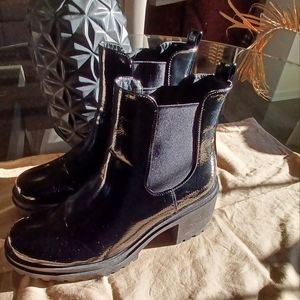 Diba,Just like NEW* Chelsea Black faux leather boots w/platform soles..Sz11.